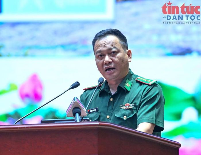 Đại tá Trương Minh Đức, Chỉ huy trưởng Ban Chỉ huy Bộ đội Biên phòng Lai Châu báo cáo tham luận tại hội nghị về mô hình chuyển đổi số khu vực biên giới.