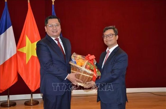 Đại sứ Lào tại Pháp Kalamoungkhoune Souphanouvong (bìa trái) tặng quà cho Đại sứ quán Việt Nam tại Pháp nhân dịp kỷ niệm 81 năm Quốc khánh Việt Nam, tại Paris ngày 4/9/2026. Ảnh: Hữu Chiến/PV TTXVN tại Pháp