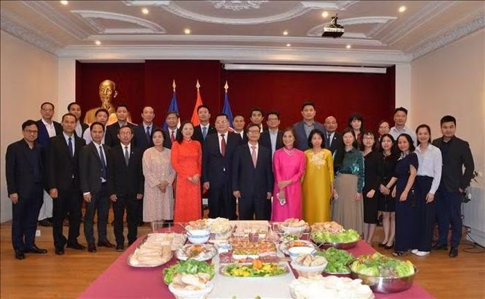 Các cán bộ Đại sứ quán Lào, Đại sứ quán Việt Nam và các cơ quan Việt Nam Việt Nam tại Pháp chụp ảnh lưu niệm trong buổi giao lưu kỷ niệm 81 năm Quốc khánh Việt Nam. Ảnh: Hữu Chiến/PV TTXVN tại Pháp