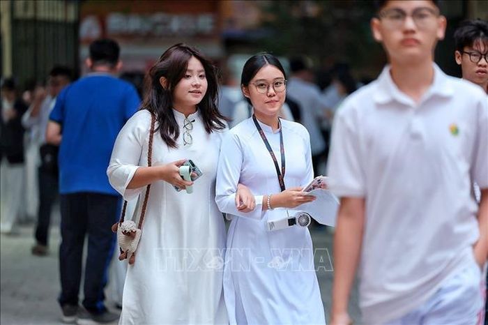 Nữ sinh Trường THPT Việt Đức đến trường từ sớm, háo hức đón chờ Lễ khai giảng năm học mới. Ảnh: Phạm Tuấn Anh/TTXVN