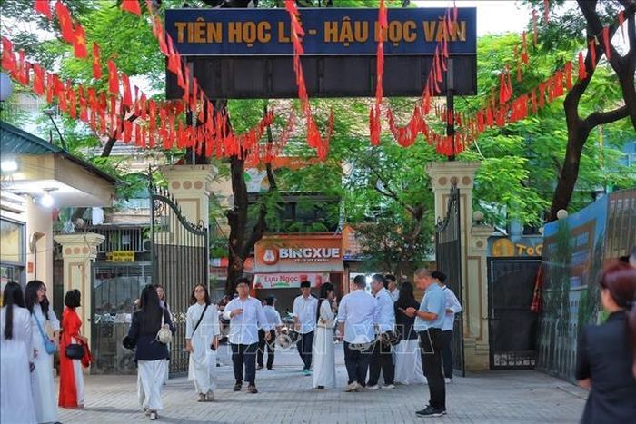 Từ 5h40’, nhiều học sinh Trường THPT Việt Đức đã tới trường, háo hức đón chờ Lễ khai giảng năm học mới 2026 - 2027. Ảnh: Hoàng Hiếu/TTXVN