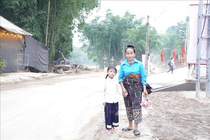 Phụ huynh và học sinh ở bản Mông Mùa Xuân, xã Sơn Thủy hào hứng có mặt từ sáng sớm tại Trường Phổ thông nội trú Tiểu học và Trung học cơ sở Sơn Thủy, xã Sơn Thủy. Ảnh: Khiếu Tư/TTXVN