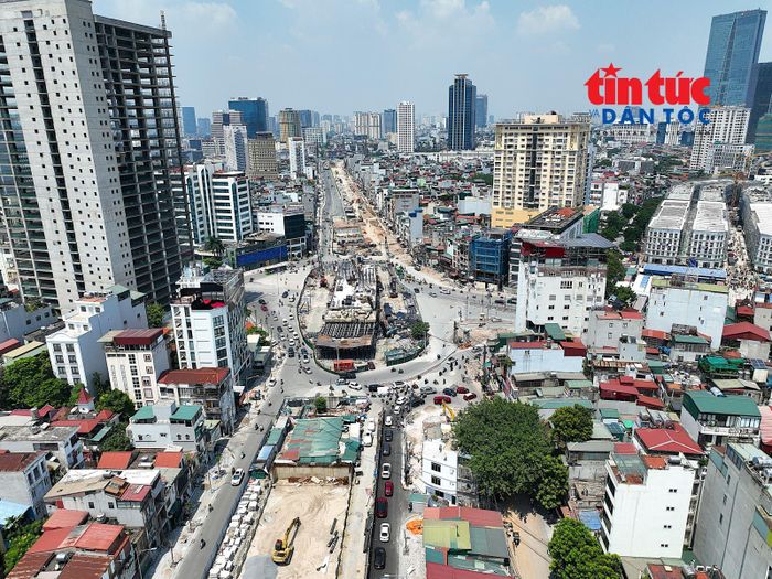 Trước đó, đường Vành đai 1 đoạn Hoàng Cầu - Voi Phục đã thông xe kỹ thuật dịp Quốc khánh 2/9; 2 cầu vượt trên tuyến tại nút giao Nguyễn Chí Thanh và nút giao Láng Hạ - Giảng Võ dự kiến hoàn thành trước ngày 31/12/2026.
