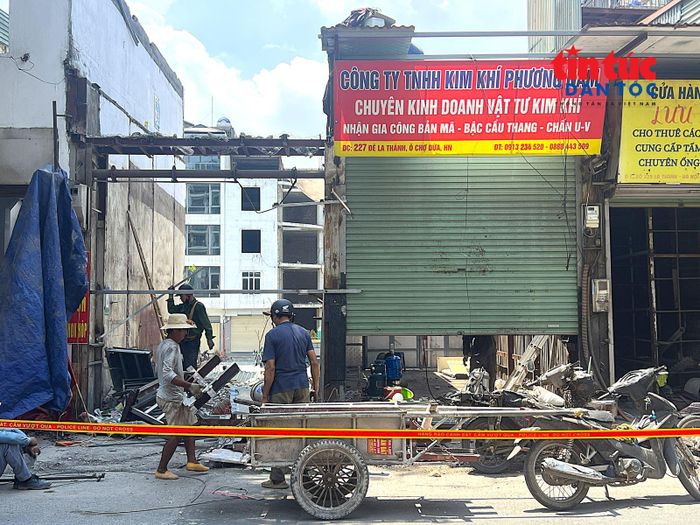Người dân di dời tài sản, bàn giao mặt bằng để thực hiện dự án xây dựng bãi đỗ xe - nhà để xe, cây xanh, vườn hoa trên đường Vành đai 1.