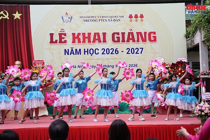 Tiết mục văn nghệ chào mừng Lễ khai giảng năm học 2026-2027 tại Trường PTCS Xã Đàn, Hà Nội, sáng 5/9.