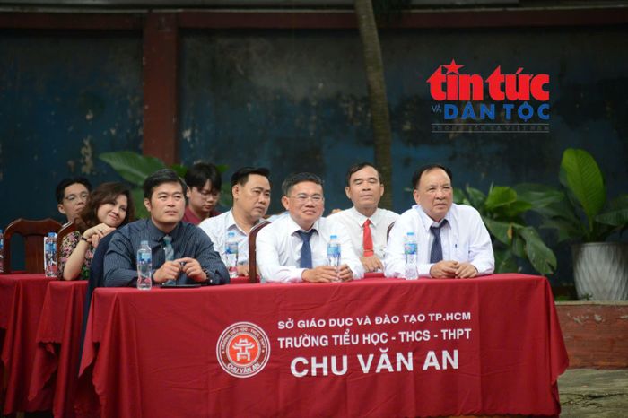 Các thầy cô giáo Trường Tiểu học - THCS - THPT Chu Văn An (TP Hồ Chí Minh) tham dự lễ khai giảng năm học mới.