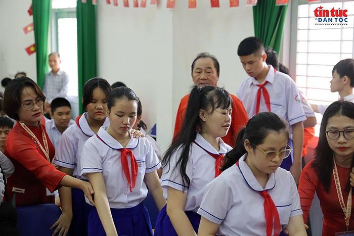 Giáo viên Trường Phổ thông đặc biệt Nguyễn Đình Chiểu tận tình hướng dẫn, hỗ trợ học sinh di chuyển trong ngày khai giảng năm học mới.
