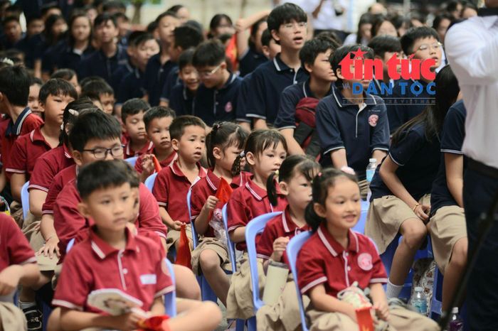 Các em học sinh Trường Tiểu học - THCS - THPT Chu Văn An (TP Hồ Chí Minh) trong ngày khai giảng.