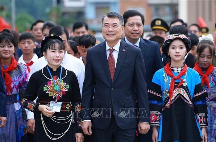 Thủ tướng Lê Minh Hưng với học sinh Trường Phổ thông nội trú liên cấp Tiểu học và Trung học cơ sở Mường Khương, xã Mường Khương, tỉnh Lào Cai. Ảnh: Dương Giang/TTXVN