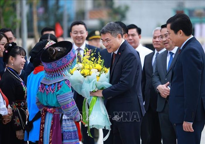 Thủ tướng Lê Minh Hưng đến dự Lễ khai giảng năm học 2026 - 2027 tại Trường Phổ thông nội trú liên cấp Tiểu học và Trung học cơ sở Mường Khương, xã Mường Khương, tỉnh Lào Cai. Ảnh: Dương Giang/TTXVN
