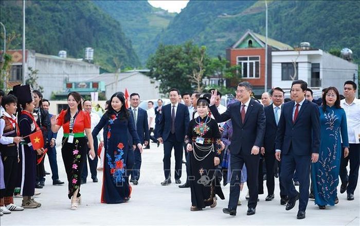 Thủ tướng Lê Minh Hưng đến dự Lễ khai giảng năm học 2026 - 2027 tại Trường Phổ thông nội trú liên cấp Tiểu học và Trung học cơ sở Mường Khương, xã Mường Khương, tỉnh Lào Cai. Ảnh: Dương Giang/TTXVN