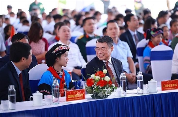 Thủ tướng Lê Minh Hưng với học sinh Trường Phổ thông nội trú liên cấp Tiểu học và Trung học cơ sở Mường Khương dự Lễ khai giảng năm học 2026 - 2027. Ảnh: Dương Giang/TTXVN