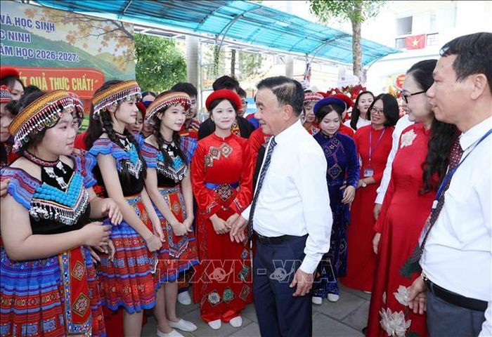 Thường trực Ban Bí thư Trần Cẩm Tú cùng học sinh trường Phổ thông Dân tộc nội trú tỉnh Bắc Ninh. Ảnh: Phương Hoa/TTXVN