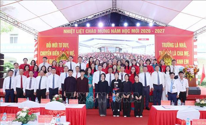 Thường trực Ban Bí thư Trần Cẩm Tú cùng tập thể giáo viên, học sinh trường Phổ thông Dân tộc nội trú tỉnh Bắc Ninh. Ảnh: Phương Hoa/TTXVN
