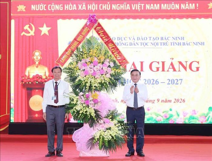 Thường trực Ban Bí thư Trần Cẩm Tú tặng hoa chúc mừng năm học mới Trường Phổ thông Dân tộc nội trú tỉnh Bắc Ninh. Ảnh: Phương Hoa/TTXVN
