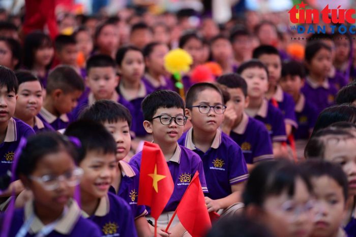 Học sinh Trưởng Tiểu học Hoàng Mai rạng rỡ trong ngày khai trường.