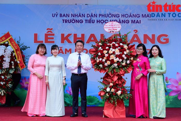 Bà Vương Hương Giang, Phó Giám đốc Sở Giáo dục và Đào tạo Hà Nội tham dự lễ khai giảng trường Tiểu học Hoàng Mai.