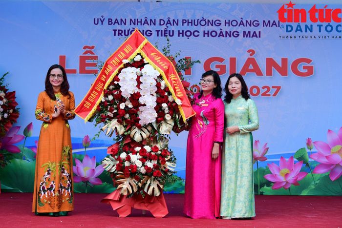 Bà Vương Hương Giang, Phó Giám đốc Sở Giáo dục và Đào tạo Hà Nội tham dự lễ khai giảng trường Tiểu học Hoàng Mai.