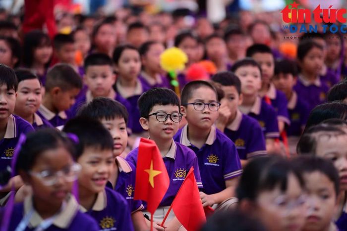 Học sinh Trưởng Tiểu học Hoàng Mai rạng rỡ trong ngày khai trường.