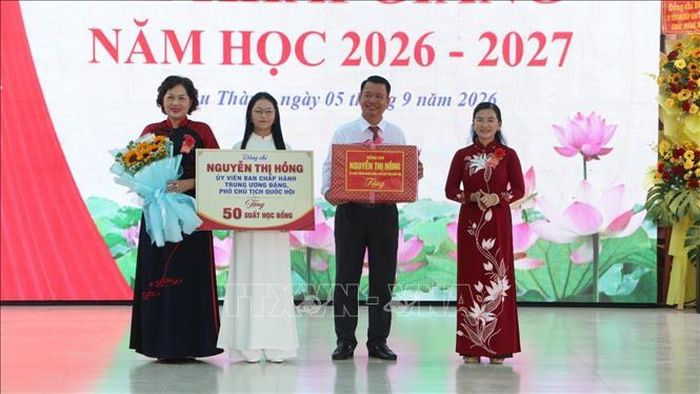 Phó Chủ tịch Quốc hội Nguyễn Thị Hồng trao tặng các suất học bổng cho học sinh thành phố Cần Thơ trong ngày khai giảng. Ảnh: Duy Khương/TTXVN