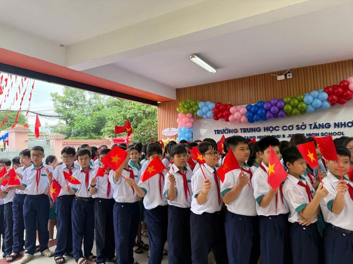 Các em học sinh lớp 6 bước vào trường với tâm thế mới cho một năm học mới vui tươi, phấn khởi.