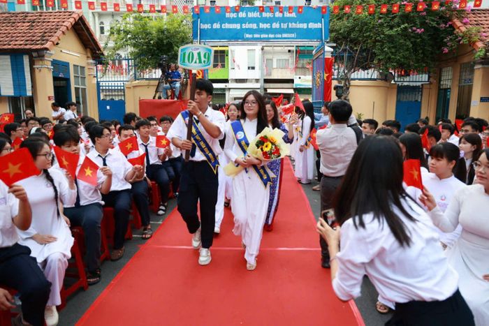 Học sinh trường THPT Trần Khai Nguyên, TP Hồ Chí Minh háo hức đến trường dự Lễ khai giảng năm học 2026 - 2027.