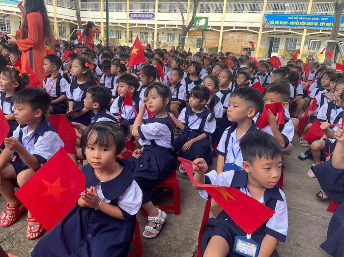 Trường tiểu học Lương Thế Vinh, phường Thủ Đức năm nay chào đón 420 học sinh lớp 1. Toàn trường có 11 lớp em học sinh bước vào lớp 1.