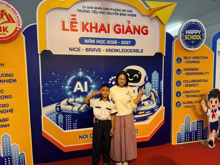 Từ cổng trường, học sinh và phụ huynh được chào đón bằng một robot hoạt náo nhằm tạo không khí vui tươi. Học sinh cùng ba mẹ chụp hình "check in" và quét mã QR để nhận thông điệp yêu thương.