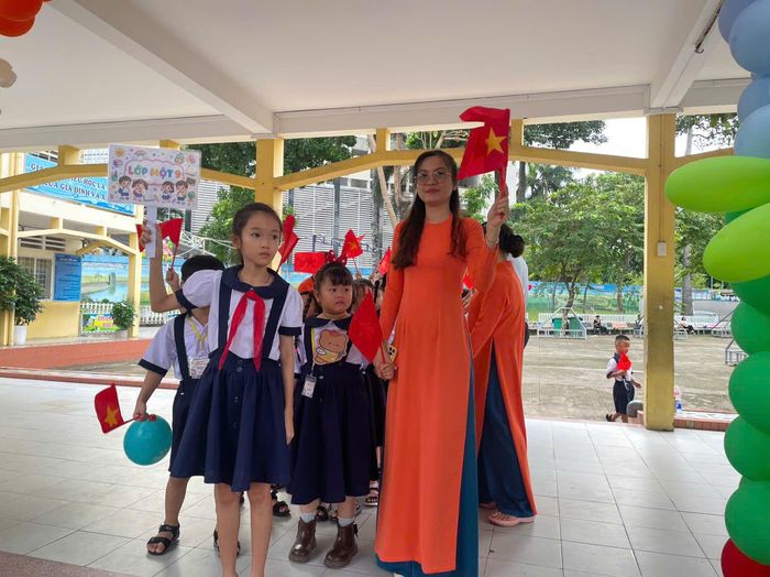 Các cô giáo trường Tiểu học Lương Thế Vinh, phường Thủ Đức, TP Hồ Chí Minh chào đón các em học sinh lớp 1 bước vào năm học mới.