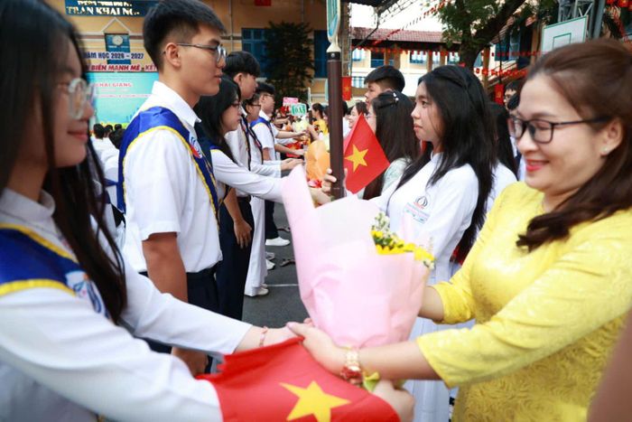 Nghi thức chào đón học sinh và tặng hoa cho thầy cô giáo tại trường THPT Trần Khai Nguyên.