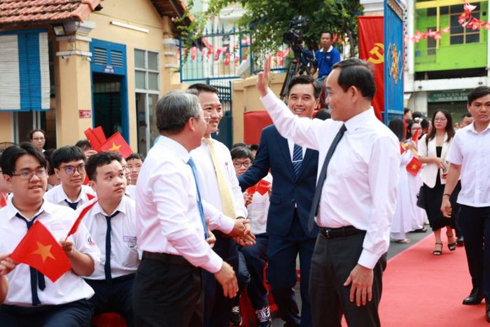 Bí thư Thành ủy TP Hồ Chí Minh Trần Lưu Quang chúc mừng những thành tích của Trường THPT Trần Khai Nguyên.