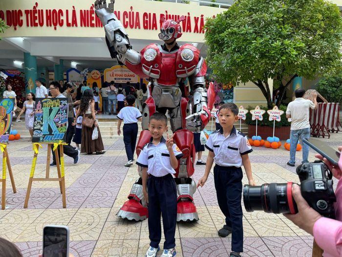 Trường tiểu học Nguyễn Binh Khiêm bố trí cả robot để chào đón các em học sinh bước vào lớp 1.
