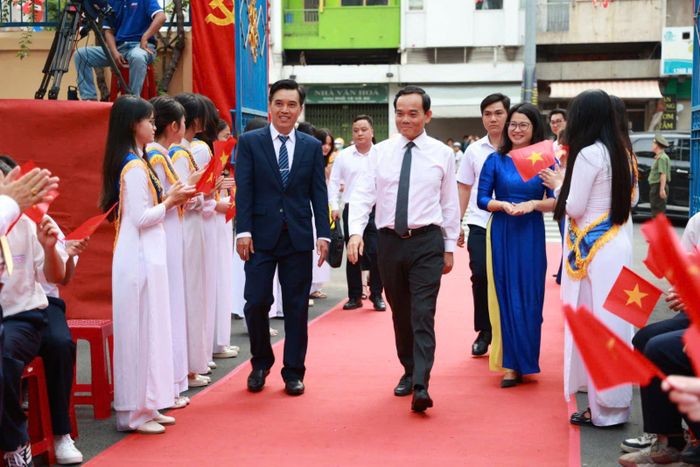Bí thư Thành ủy TP Hồ Chí Minh Trần Lưu Quang cùng lãnh đạo Thành phố đến tham dự chương trình khai giảng năm học mới.