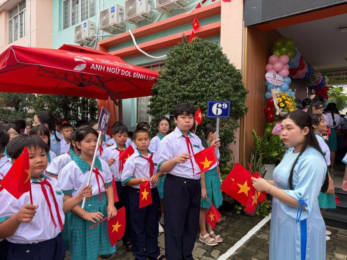 Trường THCS Tăng Nhơn Phú B, Phường Tăng Nhơn Phú, TP Hồ Chí Minh có khoảng 460 em học sinh lớp 6 chia làm 9 lớp. Trường được công nhận đạt chuẩn Quốc gia vào năm 2012.