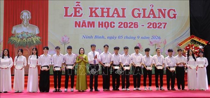 Phó Chủ tịch Quốc hội Nguyễn Thị Thanh trao tặng 50 suất quà cho học sinh có hoàn cảnh khó khăn. Ảnh: Hải Yến/TTXVN