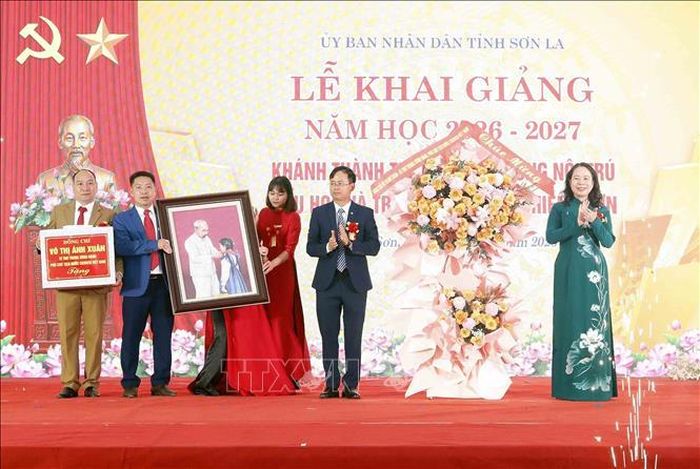 Bí thư Trung ương Đảng, Phó Chủ tịch nước Võ Thị Ánh Xuân tặng hoa, ảnh Bác Hồ cho học sinh, quà chúc mừng tập thể Trường Phổ thông nội trú TH và THCS Chiềng Sơn (Sơn La). Ảnh: Quang Quyết/TTXVN