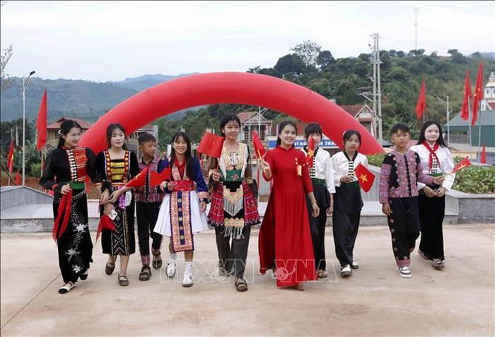 Cô giáo và học sinh hân hoan dự Lễ khai giảng và khánh thành Trường Phổ thông nội trú TH và THCS Chiềng Sơn (Sơn La). Ảnh: Quang Quyết/TTXVN