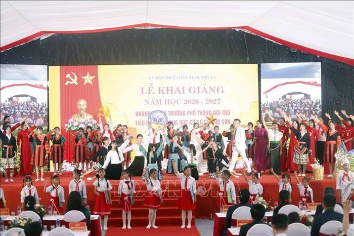 Chương trình văn nghệ chào mừng lễ khai giảng. Ảnh: Quang Quyết/TTXVN