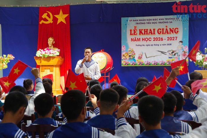 Tiết mục văn nghệ chào mừng Lễ khai giảng tại đảo Trường Sa.