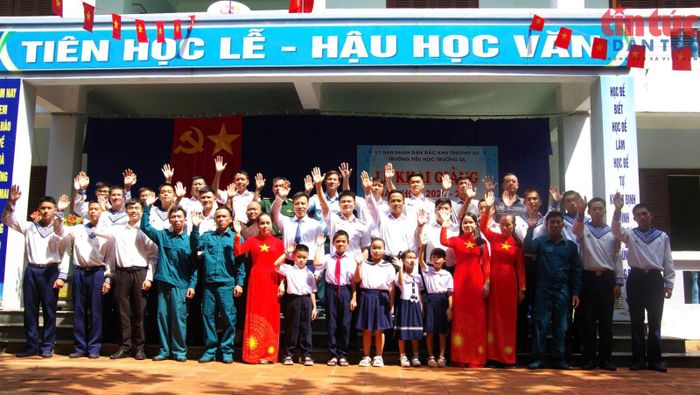 Cán bộ, chiến sĩ, giáo viên, học sinh, nhân dân và các lực lượng trên đảo Trường Sa chào mừng năm học mới 2026 - 2027.