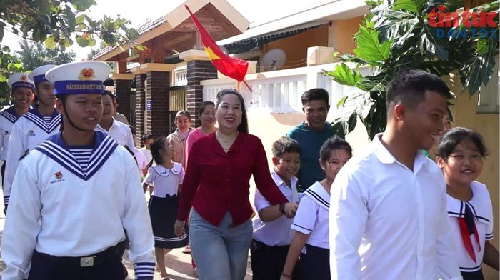 Cán bộ, chiến sĩ, phụ huynh Đảo Đá Tây hân hoan đưa các em học sinh đến trường.