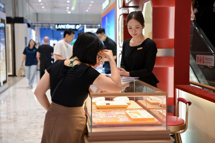Khách hàng giao dịch tại một của hàng vàng.