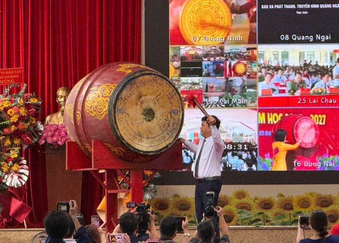 Thầy Hồ Tấn Minh, Hiệu trưởng trường THPT Chuyên Lê Hồng Phong, TP Hồ Chí Minh đánh trống khai giảng năm học mới.