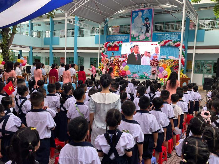 Các em học sinh trường Tiểu học Đặng Văn Bất, phường Hiệp Bình, TP Hồ Chí Minh thực hiện nghi thức chào cơ.