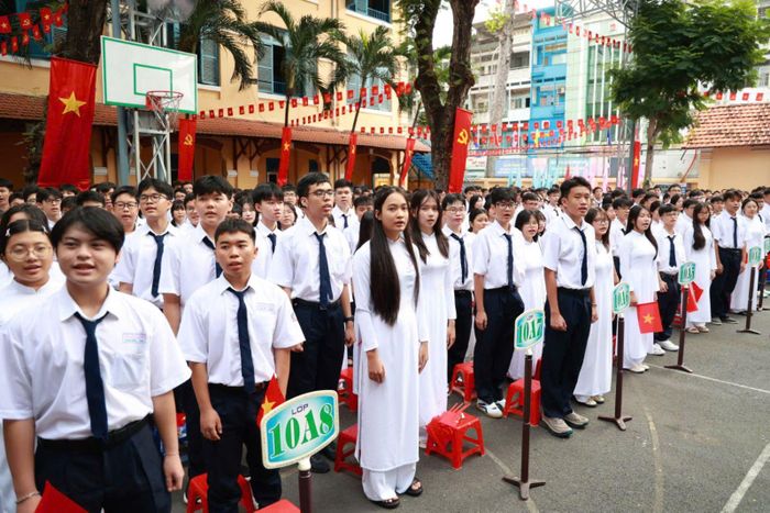 Các em học sinh trường THPT Trần Khai Nguyên, phường An Đông, TP Hồ Chí Minh thực hiện nghi thức chào cờ trong ngày khai giảng 5/9.