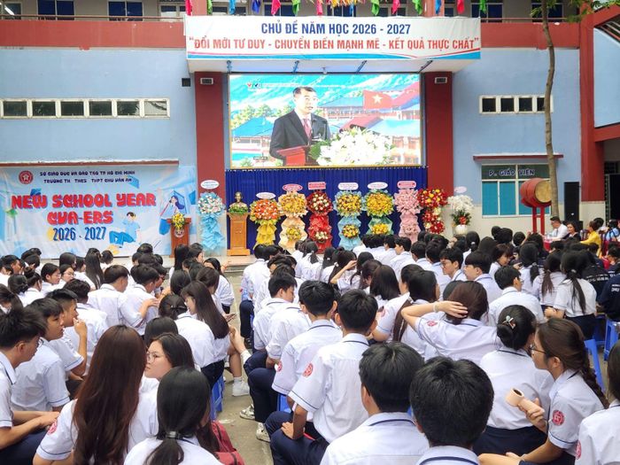 Các em học sinh tại Trường Tiểu học  - THCS - THPT Chu Văn An theo dõi chương trình khai giảng trên toàn quốc.