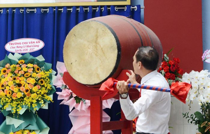 Thầy Hoàng Sơn Hải, Hiệu trưởng Tiểu học - THCS - THPT Chu Văn An đánh trống khai giảng năm học mới.
