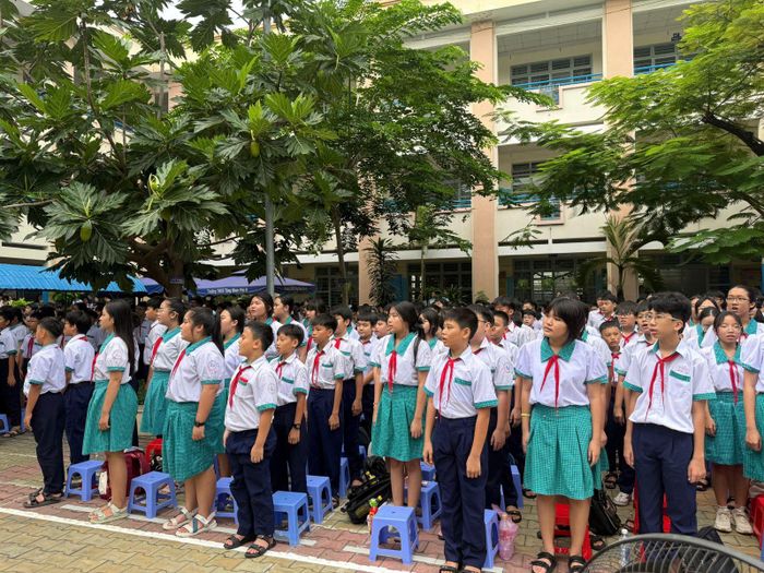 Các em học sinh trường THCS Tăng Nhơn Phú B, phường Tăng Nhơn Phú thực hiện nghi thức chào cờ.