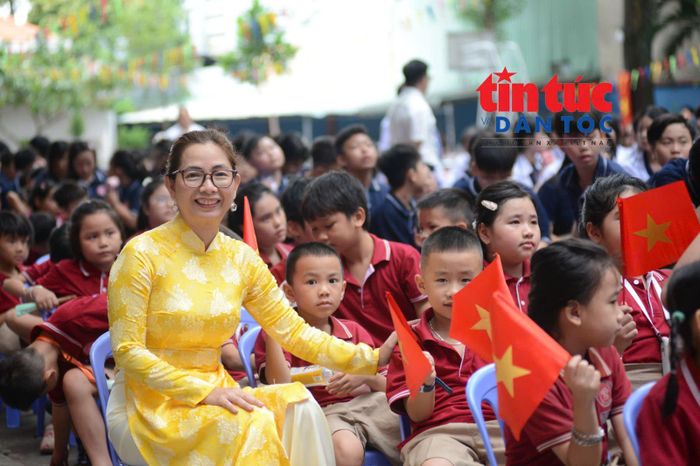 Thầy và trò các trường trên cả nước cùng đặt quyết tâm hoàn thành tốt nhiệm vụ năm học 2026 - 2027.