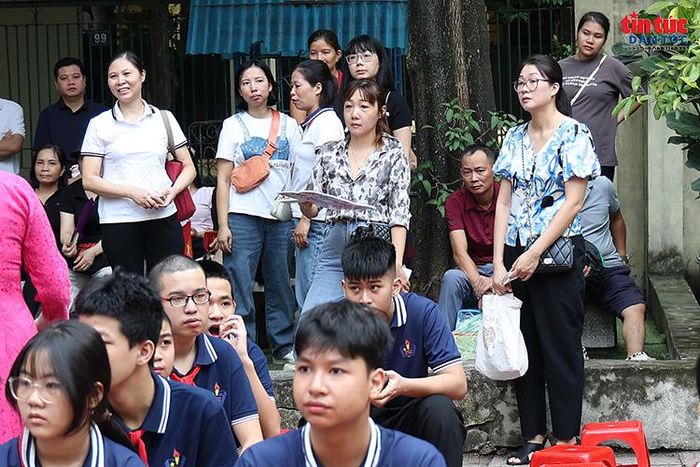 Nhiều phụ huynh có mặt từ sớm, dõi theo con trong ngày khai trường với niềm vui xen lẫn những kỳ vọng.